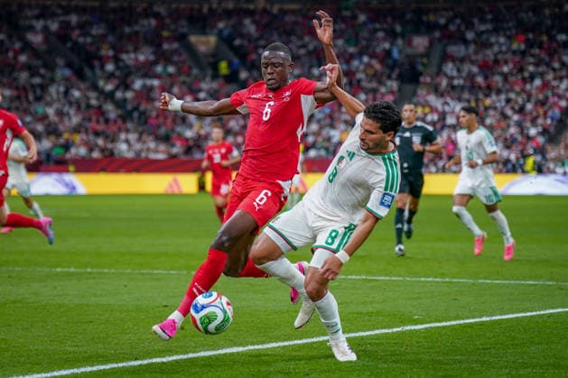Kanada: Fußball FIFA World Cup, WM, Weltmeisterschaft, Fussball 2026 Sechzehntelfinale - Schweiz vs Algerien - BC Place Stadium Vancouver: Denis Zakaria (Schweiz, 6) Houssem-Eddine Chaabane Aouar Houssem Aouar (Algerien 8) im Zweikampf *** Canada Soccer 2026 FIFA World Cup Round of 32 Switzerland vs. Algeria BC Place Stadium, Vancouver Denis Zakaria (Switzerland), 6 Houssem Eddine Chaabane Aouar (Algeria), 8 in a tackle Copyright: xJOERANxSTEINSIEKx