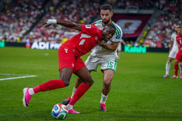 Kanada: Fußball FIFA World Cup, WM, Weltmeisterschaft, Fussball 2026 Sechzehntelfinale - Schweiz vs Algerien - BC Place Stadium Vancouver: Denis Zakaria (Schweiz, 6) Rayan AÃ¯t-Nouri Rayan Ait-Nouri (Algerien 15) *** Canada Soccer 2026 FIFA World Cup Round of 32 Switzerland vs. Algeria BC Place Stadium, Vancouver Denis Zakaria (Switzerland), 6 Rayan Aït Nouri (Algeria), 15 Copyright: xJOERANxSTEINSIEKx