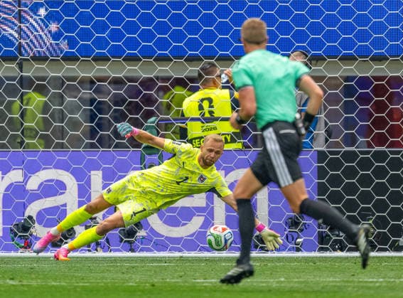 July 2, 2026, Inglewood, California, USA: Austrian goalkeeper ALEXANDER SHALAGER blocks a shot by Spain during a World Cup match at Los Angeles Stadium. Spain won the match 3-0. WORLD CUP 2026 Spain 3:0 Austria  - ZUMAh234 20260702_zsp_h234_025 Copyright: xMarkxEdwardxHarrisx