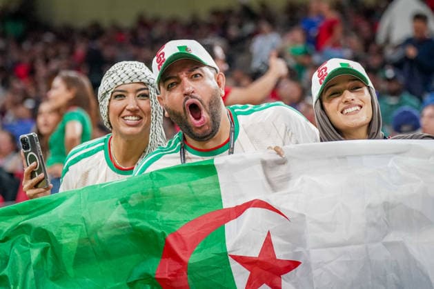 Kanada: Fußball FIFA World Cup, WM, Weltmeisterschaft, Fussball 2026 Sechzehntelfinale - Schweiz vs Algerien - BC Place Stadium Vancouver: Algerische Fußballfans, Porträt, Zuschauer, Tribüne, algerische Nationalflagge, Fanblock, Jubel, Emotionen, Fanmützen in Nationalfarben, Kufiya, Kopftuch, Smartphone, Unterstützung der algerischen Nationalmannschaft, Nationalfarben Grün-Weiß-Rot, Fußball-Weltmeisterschaft 2026, Symbolbild, Stadion, Stadionatmosphäre. *** Canada Soccer FIFA World Cup 2026 Round of 32 Switzerland vs. Algeria BC Place Stadium Vancouver Algerian soccer fans, portrait, spectators, stands, Algerian national flag, fan section, celebration, emotions, fan hats in national colors, keffiyeh, headscarf, smartphone, support for the Algerian national team, national colors green, white, red, 2026 FIFA World Cup, stock image, stadium, sports, stadium atmosphere Copyright: xJOERANxSTEINSIEKx
