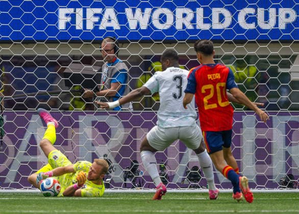 July 2, 2026, Inglewood, California, USA: Austrian goalkeeper ALEXANDER SHALAGER blocks a shot during a World Cup match at Los Angeles Stadium. Spain won the match 3-0. WORLD CUP 2026 Spain 3:0 Austria  - ZUMAh234 20260702_zsp_h234_027 Copyright: xMarkxEdwardxHarrisx