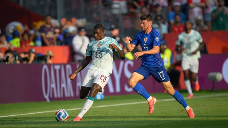 July 2, 2026, Toronto, Ontario, Canada: Nuno Mendes ( 25) of Portugal moves the ball up the wing under pressure from Petar SuÄiÄ‡ ( 17) of Croatia during the 2026 FIFA World Cup, WM, Weltmeisterschaft, Fussball Round of 32 match between Portugal and Croatia at Toronto Stadium. Sports News - July 2, 2026  - ZUMAv136 20260702_zsp_v136_014 Copyright: xJeffxVoganx