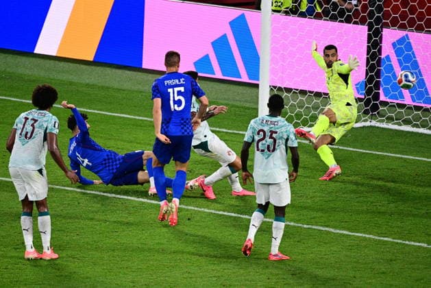 July 2, 2026, Toronto, On, CANADA: Croatia s Josko Gvardiol (4) scores a goal against Portugal goalkeeper Diego Costa (1) that was later taken back due to an offside call, against Portugal during the second half of a World Cup round of 32 soccer match, in Toronto on Thursday, July 2, 2026. Canada News - July 2, 2026  - ZUMAc35_ 20260702_zaf_c35_244 Copyright: xSammyxKoganx