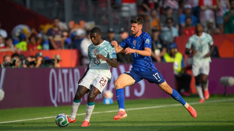 July 2, 2026, Toronto, Ontario, Canada: Nuno Mendes ( 25) of Portugal moves the ball up the wing under pressure from Petar SuÄiÄ‡ ( 17) of Croatia during the 2026 FIFA World Cup, WM, Weltmeisterschaft, Fussball Round of 32 match between Portugal and Croatia at Toronto Stadium. Toronto Canada - ZUMAv136 20260702_zsp_v136_016 Copyright: xJeffxVoganx
