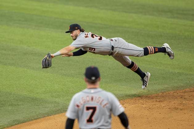 July 2, 2026, Arlington, Texas, USA: Detroit Tigers shortstop ZACH MCKINSTRY (39) dives to catch a line drive during a MLB, Baseball Herren, USA game between the Detroit Tigers and Texas Rangers at Globe Life Field. Rangers win 10-4. Arlington USA - ZUMAf180 20260702_zsp_f180_011 Copyright: xMarkxFannx