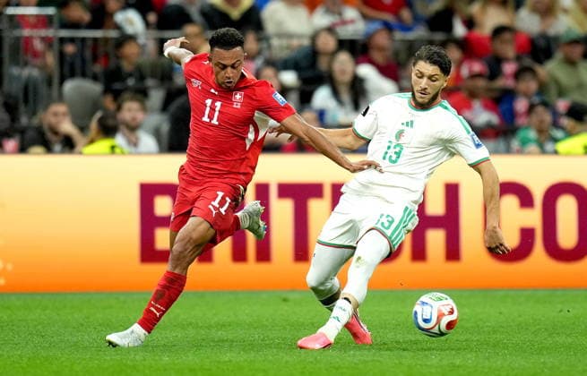 FIFA World Cup, WM, Weltmeisterschaft, Fussball 2026 - Round of 32 - Switzerland vs Algeria Jaouen Hadjam (R) of Algeria and Dan Ndoye of Switzerland in action during the FIFA World Cup 2026 Round of 32 match Switzerland against Algeria, in Vancouver, Canada, 02 July 2026. VANCOUVER Canada  Copyright: xBOBxFRIDx