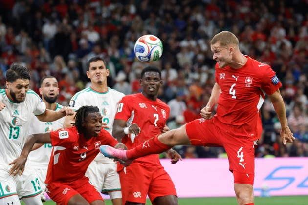 FIFA World Cup, WM, Weltmeisterschaft, Fussball 2026 - Round of 32 - Switzerland vs Algeria Switzerland s Nico Elvedi (R) heads the ball following a corner kick in front of Algeria s Jaouen Hadjam (L) and teammates Johan Manzambi (2nd L) and Breel Embolo (C) during the 2026 FIFA World Cup round of 32 soccer match between Switzerland and Algeria at BC Place stadium in Vancouver, Canada, 02 July 2026. Vancouver Canada  Copyright: xPETERxKLAUNZERx