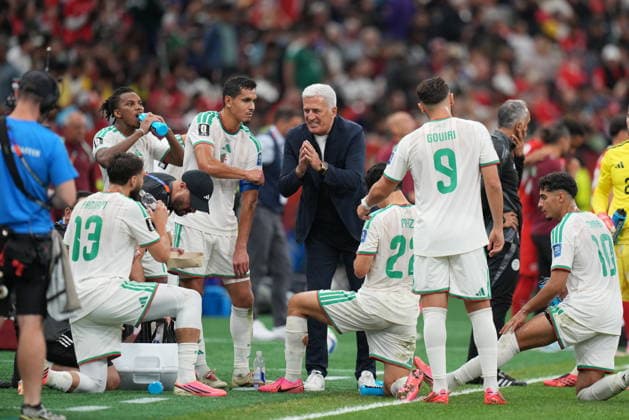 Switzerland v Algeria - FIFA World Cup, WM, Weltmeisterschaft, Fussball 2026 - Round of 32 VANCOUVER, CANADA - JULY 02: Head coach of Algeria Vladimir Petkovic talks to his players at hydration break against Riyad Mahrez of Algeria during the 2026 FIFA World Cup Round of 32 match between Switzerland and Algeria at BC Place (Vancouver Stadium) in Vancouver, British Columbia, Canada on July 02, 2026. Ercin Erturk Anadolu British Columbia Canada. Editorial use only. Please get in touch for any other usage.  Copyright: x2026xAnadoluxErcinxErturkx