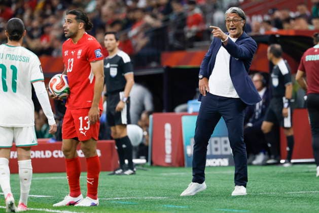 FIFA World Cup, WM, Weltmeisterschaft, Fussball 2026 - Round of 32 - Switzerland vs Algeria Switzerland s head coach Murat Yakin (R) gives instructions from the sideline during the 2026 FIFA World Cup round of 32 soccer match between Switzerland and Algeria at BC Place stadium in Vancouver, Canada, 02 July 2026. Vancouver Canada  Copyright: xPETERxKLAUNZERx