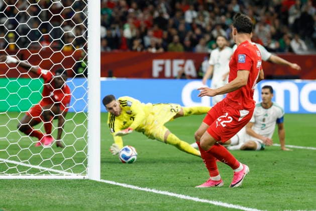 FIFA World Cup, WM, Weltmeisterschaft, Fussball 2026 - Round of 32 - Switzerland vs Algeria Algeria s goalkeeper Luca Zidane (C) saves a shot from Switzerland s Nico Elvedi (R) during the 2026 FIFA World Cup round of 32 soccer match between Switzerland and Algeria at BC Place stadium in Vancouver, Canada, 02 July 2026. Vancouver Canada  Copyright: xPETERxKLAUNZERx