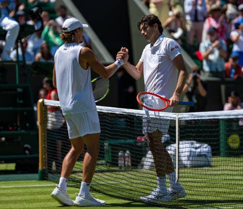 Tennis - Wimbledon Championship 2026 - Day 4 LONDON, ENGLAND - Thursday, July 2, 2026: Taylor Fritz (USA) (R) shakes hands with Patrick Kypson (USA) during the Gentlemen s Singles Second Round match on Day Four of The Championships Wimbledon 2026 at the All England Lawn Tennis and Croquet Club. (Photo by Kirsten Holst Propaganda) LONDON All England Lawn Tennis and Croquet Club GREATER LONDON ENGLAND  Copyright: xKirstenxHolstx 2026-07-02-020-Wimbledon_D4