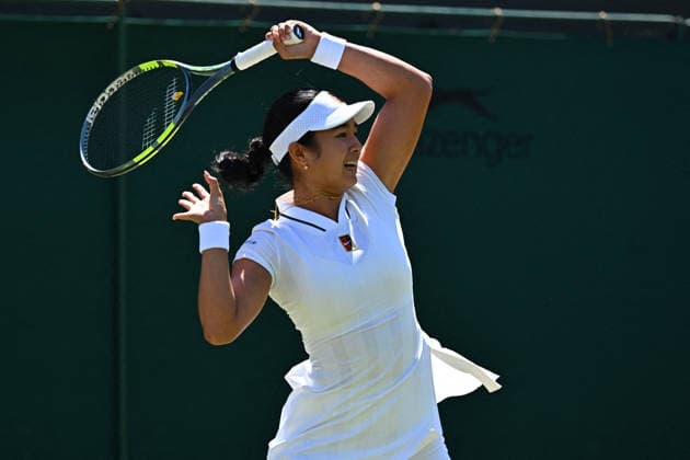 2026 Wimbledon - Alexandra Eala Alexandra Eala (PHI) during her second round match at the 2025 Wimbledon Tennis Championships at the AELTC in London, UK on July 2, 2026. Photo by Corinne Dubreuil ABACAPRESS.COM London  Copyright: xDubreuilxCorinne ABACAx