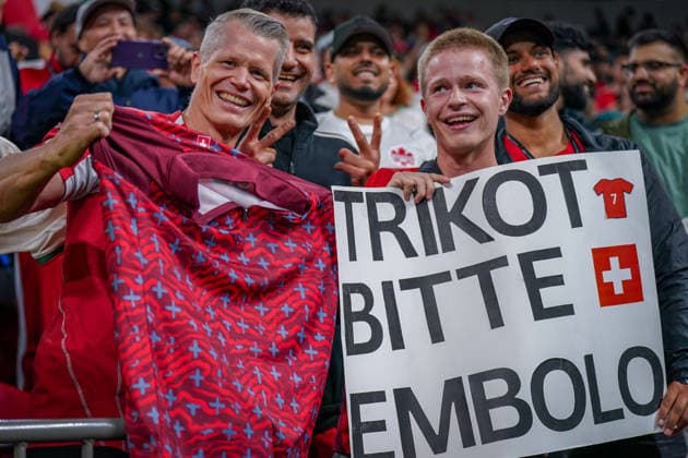Kanada: Fußball FIFA World Cup, WM, Weltmeisterschaft, Fussball 2026 Sechzehntelfinale - Schweiz vs Algerien - BC Place Stadium Vancouver: Breel Embolo (Schweiz, 7) machte einen jungen Fan glücklich und gab ihm nach dem Spiel ein Trikot *** Canada Soccer 2026 FIFA World Cup Round of 32 Switzerland vs. Algeria BC Place Stadium, Vancouver Breel Embolo of Switzerland, No. 7, made a young fan happy by giving him a jersey after the game Copyright: xJOERANxSTEINSIEKx