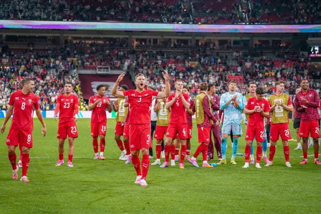 Kanada: Fußball FIFA World Cup, WM, Weltmeisterschaft, Fussball 2026 Sechzehntelfinale - Schweiz vs Algerien - BC Place Stadium Vancouver: Freude, Emotionen, Jubel beim Schweizer Team, Geste, Gestik, Emotion Silvan Widmer (Schweiz, 3) *** Canada Soccer 2026 FIFA World Cup Round of 32 Switzerland vs. Algeria BC Place Stadium, Vancouver Joy, excitement, celebration among the Swiss team, gestures, body language, emotion Silvan Widmer, Switzerland, 3 Copyright: xJOERANxSTEINSIEKx