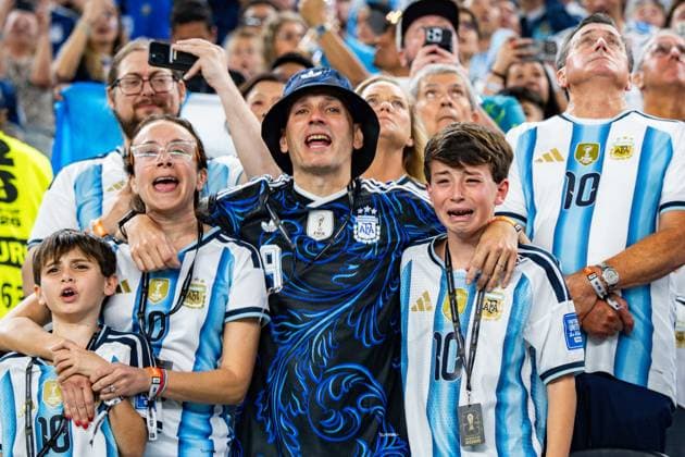 FIFA Fussball Weltmeisterschaft 2026, Gruppe J, Spiel 3, Jordan vs. Argentinien, 27.06.2026, Dallas Stadium Emotionen bei den Fans einer Familie von Argentinien bei der Nationalhymne *** 2026 FIFA World Cup, Group J, Match 3, Jordan vs. Argentina, June 27, 2026, Dallas Stadium: Emotions run high among the fans of an Argentine family during the national anthem Copyright: xBahhoxKarax