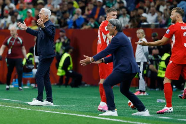FIFA World Cup, WM, Weltmeisterschaft, Fussball 2026 - Round of 32 - Switzerland vs Algeria Algeria s head coach Vladimir Petkovic (back) and Switzerland s head coach Murat Yakin react at the sideline during the World Cup round of 32 soccer match between Switzerland and Algeria at the BC Place stadium in Vancouver, Canada, 02 July 2026. Vancouver Canada  Copyright: xPETERxKLAUNZERx
