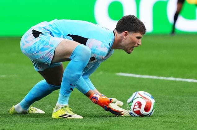 July 2, 2026, Vancouver, Bc, CANADA: Switzerland goalkeeper Gregor Kobel (1) makes a save against Algeria during the first half of a World Cup Round of 32 soccer match, in Vancouver, on Thursday, July 2, 2026. Canada News - July 2, 2026  - ZUMAc35_ 20260702_zaf_c35_324 Copyright: xEthanxCairnsx