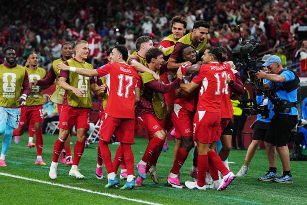 July 2, 2026, Vancouver, Bc, CANADA: Switzerland s Dan Ndoye (hidden) celebrates his goal against Algeria with teammates during the second half of a World Cup Round of 32 soccer match, in Vancouver, on Thursday, July 2, 2026. Canada News - July 2, 2026  - ZUMAc35_ 20260702_zaf_c35_391 Copyright: xEthanxCairnsx