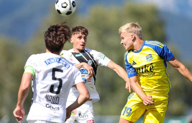 SOCCER - Sturm vs Kosice, test match IRDNING,AUSTRIA,03.JUL.26 - SOCCER - ADMIRAL Bundesliga, Nike liga, SK Sturm Graz vs FC Kosice, test match. Image shows Szymon WÅ‚odarczyk (Sturm) and Davor Palumets (Kosice).  GEPAxpictures xHaraldxSteiner