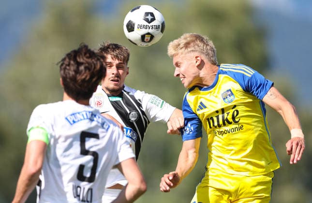 SOCCER - Sturm vs Kosice, test match IRDNING,AUSTRIA,03.JUL.26 - SOCCER - ADMIRAL Bundesliga, Nike liga, SK Sturm Graz vs FC Kosice, test match. Image shows Szymon WÅ‚odarczyk (Sturm) and Davor Palumets (Kosice).  GEPAxpictures xHaraldxSteiner