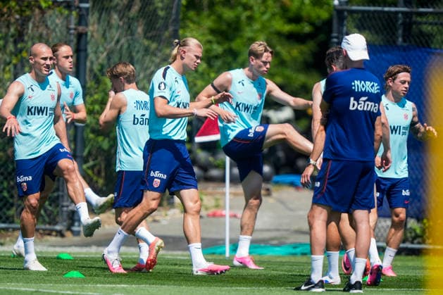 Fotball-VM 2026: New Jersey, USA 20260703. Leo ostigard og Erling Braut Haaland trener pa Melanie Lane Training Ground for 8 -delsfinalen i VM mot Brasil. Foto: Terje Pedersen NTB New Jersey USA EDITORIAL USE ONLY. RESTRICTED USE FOR BETTING COMPANIES Ref:_SPO6mkuA-OlXnc.jpg *** 2026 FIFA World Cup in New Jersey, USA 20260703 Leo Ostigard and Erling Braut Haaland train at Melanie Lane Training Ground ahead of the World Cup quarterfinal against Brazil. Photo: Terje Pedersen, NTB, New Jersey, USA. EDITORIAL USE ONLY. RESTRICTED USE FOR BETTING COMPANIES.  Copyright: xTerjexPedersenx xNTBx