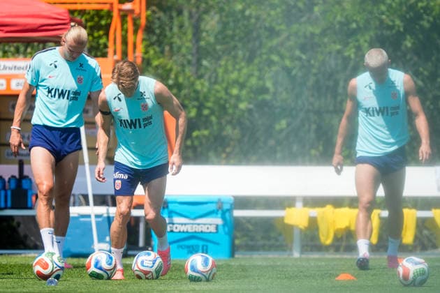 Fotball-VM 2026: New Jersey, USA 20260703. Erling Braut Haaland, Martin odegaard og Julian Ryerson trener pa Melanie Lane Training Ground for 8 -delsfinalen i VM mot Brasil. Foto: Terje Pedersen NTB New Jersey USA EDITORIAL USE ONLY. RESTRICTED USE FOR BETTING COMPANIES Ref:_SPOEmGwHYKY50s.jpg *** 2026 FIFA World Cup, New Jersey, USA, July 3, 2026: Erling Braut Haaland, Martin Odegaard, and Julian Ryerson train at Melanie Lane Training Ground ahead of the World Cup quarterfinal against Brazil. Photo: Terje Pedersen, NTB, New Jersey, USA. EDITORIAL USE ONLY. RESTRICTED USE FOR BETTING COMPANIES.  Copyright: xTerjexPedersenx xNTBx