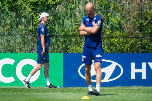 Fotball-VM 2026: New Jersey, USA 20260703. Norges lanslagssjef Stale Solbakken og spilleransvarlig Brede Hangeland under en trening pa Melanie Lane Training Ground for 8 -delsfinalen i VM mot Brasil. Foto: Terje Pedersen NTB New Jersey USA EDITORIAL USE ONLY. RESTRICTED USE FOR BETTING COMPANIES Ref:_SPOxx6YQMYch8k.jpg *** 2026 FIFA World Cup in New Jersey, USA 20260703 Norway’s national team head coach Stale Solbakken and player manager Brede Hangeland during a training session at Melanie Lane Training Ground ahead of the World Cup quarterfinal against Brazil. Photo: Terje Pedersen, NTB, New Jersey, USA. EDITORIAL USE ONLY. RESTRICTED USE FOR BETBETTING COMPANIES  Copyright: xTerjexPedersenx xNTBx