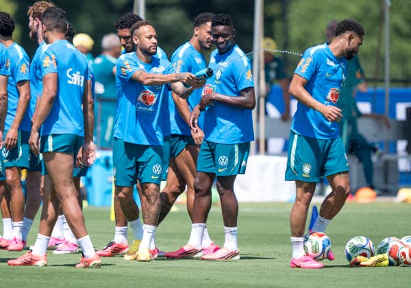 Gute Laune beim Training, hier: Neymar (Brazil, 10) spritzt Raphinha (Brazil, 11) mit Wasser ab FIFA World Cup, WM, Weltmeisterschaft, Fussball 2026: Brasilien Training 03 July 2026, FIFA World Cup 2026: Brasilien Training at Columbia Park Training Facility in Morristown, New Jersey, USA. *** Good vibes at practice: here, Neymar (Brazil, No. 10) splashes water on Raphinha (Brazil, No. 11). FIFA World Cup 2026 Brazil Practice, July 3, 2026, at the Columbia Park Training Facility in Morristown, New Jersey, USA Copyright: HMBxMedia xMarcoxBader