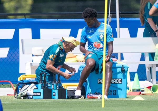 Vinicius Junior (Brazil, 7) wird behandelt FIFA World Cup, WM, Weltmeisterschaft, Fussball 2026: Brasilien Training 03 July 2026, FIFA World Cup 2026: Brasilien Training at Columbia Park Training Facility in Morristown, New Jersey, USA. *** Vinicius Junior of Brazil, 7, is being treated during the 2026 FIFA World Cup Brazil training session on July 3, 2026, at the Columbia Park Training Facility in Morristown, New Jersey, USA Copyright: HMBxMedia xMarcoxBader