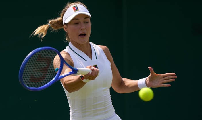 2026 Wimbledon, July 03, Day 5 LONDON, - JULY 3: Anna Kalinskaya plays a shot against Belinda Bencic of Switzerland during their third round match at 2026 Wimbledon, July 03, Day 5 at The all England club, Wimbledon on July 3, 2026 in London, GBR. London The all England club, Wimbledon GBR Copyright: xPeterxvanxdenxBerg ISIxPhotosx 9445