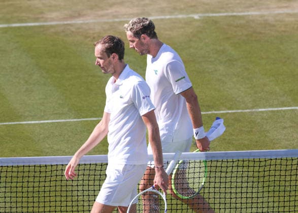 Daniil Medvedev gratuliert dem Sieger Jan-Lennard Struff (GER), Herren Einzel, Men s Singles Tennis - Wimbledon 2026 - Grand Slam ITF ATP, Tennis Herren WTA, Tennis Damen - AELTC - London - - Great Britain - 3 July 2026. *** Daniil Medvedev congratulates the winner, Jan Lennard Struff (GER), Men s Singles, Wimbledon 2026 Grand Slam, ITF, ATP, WTA, AELTC, London, Great Britain, July 3, 2026 Copyright: xJuergenxHasenkopfx
