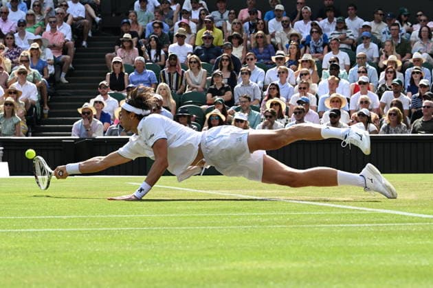 Tennis - Wimbledon 2026 - ITF - The Championships - 03 06 2026 - Tennis - Wimbledon 2026 - ITF - The Championships - 03 06 2026 - Novak Djokovic - Serbie - bat Arthur Rinderknech - France London  Copyright: xChryslenexCaillaud Psnewzx