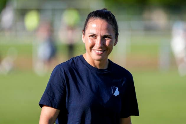 Eva-Maria Virsinger (Cheftrainerin, Trainerin, TSG), Einzelbild, Einzelfoto, Aktion, Action, Freude, freuen, freut sich, freundlich, fröhlich, glücklich, strahlend, optimistisch, 03.07.2026, Sankt Leon-Rot (Deutschland), Fussball, Frauen, Testspiel, TSG 1899 Hoffenheim - Karlsruher SC, 03.07.2026, Sankt Leon-Rot (Deutschland), Fussball, Frauen, Testspiel, TSG 1899 Hoffenheim - Karlsruher SC, DFB DFL REGULATIONS PROHIBIT ANY USE OF PHOTOGRAPHS AS IMAGE SEQUENCES AND OR QUASI-VIDEO. *** Eva Maria Virsinger, Head Coach, Coach, TSG, single image, single photo, action, joy, happy, delighted, friendly, cheerful, happy, beaming, optimistic, July 3, 2026, Sankt Leon Rot, Germany, soccer, women, friendly match, TSG 1899 Hoffenheim vs. Karlsruher SC, July 3, 2026, Sankt Leon Rot, Germany, soccer, women, friendly match, TSG 1899 Hoffenheim vs. Karlsruher SC, DFB and DFL regulations prohibit any use of photographs as image sequences and or quasi-video xozx