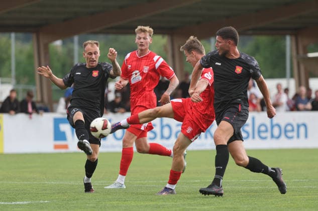 030126 Halle Saale Sachsen Anhalt Leuna Chemie Stadion Fußball Hallescher FC Halle HFC Regionalliga Nordost 4. Liga Männer Saison 2026 2027 Testspiel beim MSV Eisleben HFC- FSV Schöningen Tom Luca Winter Julien Damelang (Hallescher FC) Dimitar Milushev *** 030126 Halle, Saale, Saxony-Anhalt, Leuna, Chemistry, Stadium, Sports, Soccer, Hallescher FC (Halle), HFC, Northeast Regional League, 4th Division, Men, 2026–2027 Season, Friendly Match at MSV Eisleben, HFC, FSV Schöningen, Tom, Luca Winter, Julien Damelang, Hallescher FC, Dimitar Milushev