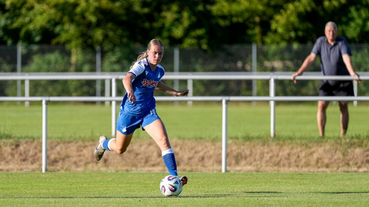 Ilse Kemper (TSG, 18, Neuzugang), am Ball, Freisteller, Ganzkörper, Einzelbild, Einzelfoto, Aktion, Action, 03.07.2026, Sankt Leon-Rot (Deutschland), Fussball, Frauen, Testspiel, TSG 1899 Hoffenheim - Karlsruher SC, 03.07.2026, Sankt Leon-Rot (Deutschland), Fussball, Frauen, Testspiel, TSG 1899 Hoffenheim - Karlsruher SC, DFB DFL REGULATIONS PROHIBIT ANY USE OF PHOTOGRAPHS AS IMAGE SEQUENCES AND OR QUASI-VIDEO. *** Ilse Kemper TSG, 18, new signing, on the ball, cutout, full body, single frame, single photo, action, 03 07 2026, Sankt Leon Rot, Germany, soccer, women, friendly match, TSG 1899 Hoffenheim vs. Karlsruher SC, July 3, 2026, Sankt Leon Rot, Germany, soccer, women, friendly match, TSG 1899 Hoffenheim vs. Karlsruher SC, DFB and DFL regulations prohibit any use of photographs as image sequences and or quasi-video xozx