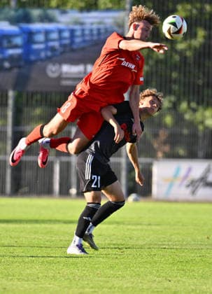 03.07.2026 - Fussball - Saison 2026 2027 - BFV - Toto-Pokal : ASV Neumarkt - SV Fortuna Regensburg - - xwoxzix - Elias Meyer (8, ASV Neumarkt ) Maximilian Berg (21, SV Fortuna Regensburg , unten ) *** July 3, 2026 Soccer Season 2026–2027 BFV Toto Cup ASV Neumarkt SV Fortuna Regensburg xwoxzix Elias Meyer 8, ASV Neumarkt Maximilian Berg 21, SV Fortuna Regensburg, below