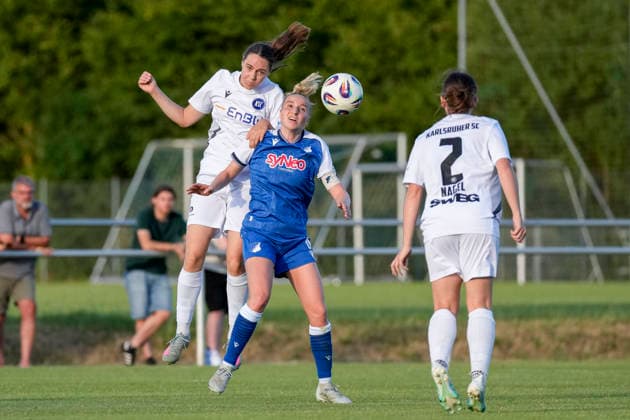 v.li.: Ann-Sophie Braun (KSC, 16), Vanessa Diehm (TSG, 6), Pia Nagel (KSC, 2), beim Kopfball, Kopfballduell, Spielszene, Zweikampf in der Luft, Aktion, Action, 03.07.2026, Sankt Leon-Rot (Deutschland), Fussball, Frauen, Testspiel, TSG 1899 Hoffenheim - Karlsruher SC, 03.07.2026, Sankt Leon-Rot (Deutschland), Fussball, Frauen, Testspiel, TSG 1899 Hoffenheim - Karlsruher SC, DFB DFL REGULATIONS PROHIBIT ANY USE OF PHOTOGRAPHS AS IMAGE SEQUENCES AND OR QUASI-VIDEO. *** From left: Ann Sophie Braun (KSC), 16, Vanessa Diehm (TSG), 6, Pia Nagel (KSC), 2, during a header, header duel, game scene, aerial duel, action, 03 07 2026, Sankt Leon Rot, Germany, soccer, women’s, friendly match, TSG 1899 Hoffenheim vs. Karlsruher SC, July 3, 2026, Sankt Leon Rot, Germany, soccer, women, friendly match, TSG 1899 Hoffenheim vs. Karlsruher SC, DFB and DFL regulations prohibit any use of photographs as image sequences and or quasi-video xozx