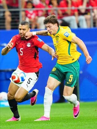 Australia v Egypt - FIFA World Cup, WM, Weltmeisterschaft, Fussball 2026 - Round of 32 ARLINGTON, USA - JULY 03: Jordan Bos (R) of Australia in action against Ramy Rabia (L) of Egypt during the 2026 FIFA World Cup Round of 32 match between Australia and Egypt at Dallas Stadium in Arlington, Texas, United States on July 03, 2026. Evrim Aydin Anadolu Texas United States. Editorial use only. Please get in touch for any other usage.  Copyright: x2026xAnadoluxEvrimxAydinx