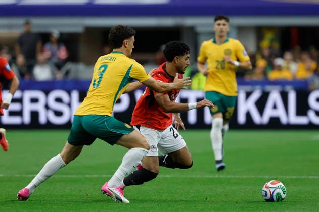 Australia s Alessandro Circati (L) in action against Egypt s Omar Marmoush during a Round 32 2026 FIFA World Cup, WM, Weltmeisterschaft, Fussball match between Egypt and Australia, at the Dallas Stadium, in Dallas, United States, 03 July 2026. Egypt vs Australia !ACHTUNG: NUR REDAKTIONELLE NUTZUNG!  Copyright: xMariscalx GRAF661 20260703-55020791764_1