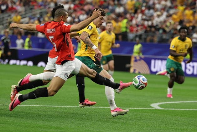 FIFA World Cup, WM, Weltmeisterschaft, Fussball 2026 - Round of 32 - Australia vs Egypt Jordan Bos (C) of Australia and Ramy Rabia of Egypt in action during the FIFA World Cup 2026 Round of 32 match Australia against Egypt, in Dallas, USA, 03 July 2026. DALLAS United States  Copyright: xCHRISTOPHERxNEUNDORFx