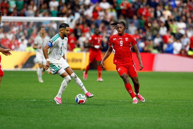 July 2, 2026, Vancouver, British Columbia, Canada: RIYAD MAHREZ (7) of Algeria attempts to evade JOHAN MANZAMBI (9) of Switzerland in the game between Switzerland vs. Algeria in FIFA World Cup, WM, Weltmeisterschaft, Fussball Round of 32 play held at BC Place Stadium in Vancouver, BC Canada 2026 Soccer Switzerland 2:0 Algeria  - ZUMAk184 20260702_zsp_k184_023 Copyright: xGordonxKalischx