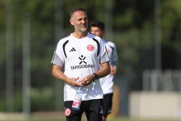 Trainer Alexander Ende (Fortuna Düsseldorf)e schaut waehrend des Testspiels zwischen 1.FC Monheim und Fortuna Düsseldorf, Merkur Spielbanken Arena am 03. July 2026 in Monheim am Rhein, Deutschland. (Foto von Oliver Kaelke DeFodi Images) +++ Trainer Alexander Ende (Fortuna Düsseldorf)e looks on during the friendly match between 1.FC Monheim and Fortuna Düsseldorf at Merkur Spielbanken Arena on July 3, 2026 in Monheim, Germany. (Photo by Oliver Kaelke DeFodi Images) (Photo by Oliver Kaelke DeFodi Images) - *** Fortuna Düsseldorf coach Alexander Ende watches during the friendly match between 1 FC Monheim and Fortuna Düsseldorf at the Merkur Spielbanken Arena on July 3, 2026, in Monheim am Rhein, Germany. Photo by Oliver Kaelke, DeFodi Images. Coach Alexander Ende of Fortuna Düsseldorf watches during the friendly match between 1 FC Monheim and Fortuna Düsseldorf at the Merkur Spielbanken Arena on July 3, 2026, in Monheim, Germany. Photo by Oliver Kaelke, DeFodi Images. Photo by Oliver Kaelke, DeFodi Images.