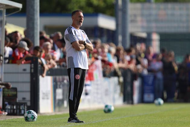 Trainer Alexander Ende (Fortuna Düsseldorf) gestikuliert, Gestik waehrend des Testspiels zwischen 1.FC Monheim und Fortuna Düsseldorf, Merkur Spielbanken Arena am 03. July 2026 in Monheim am Rhein, Deutschland. (Foto von Oliver Kaelke DeFodi Images) +++ Trainer Alexander Ende (Fortuna Düsseldorf) gestures during the friendly match between 1.FC Monheim and Fortuna Düsseldorf at Merkur Spielbanken Arena on July 3, 2026 in Monheim, Germany. (Photo by Oliver Kaelke DeFodi Images) (Photo by Oliver Kaelke DeFodi Images) - *** Fortuna Düsseldorf coach Alexander Ende gestures during the friendly match between 1 FC Monheim and Fortuna Düsseldorf at the Merkur Spielbanken Arena on July 3, 2026, in Monheim am Rhein, Germany Photo by Oliver Kaelke DeFodi Images Coach Alexander Ende of Fortuna Düsseldorf gestures during the friendly match between 1 FC Monheim and Fortuna Düsseldorf at Merkur Spielbanken Arena on July 3, 2026, in Monheim, Germany Photo by Oliver Kaelke DeFodi Images Photo by Oliver Kaelke DeFodi Images