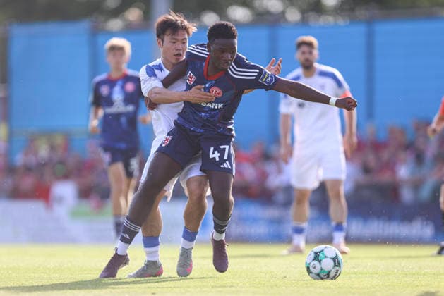 Isaac Kang (1.FC Monheim) und Mechak Quiala Tito (Fortuna Düsseldorf) im Zweikampf waehrend des Testspiels zwischen 1.FC Monheim und Fortuna Düsseldorf, Merkur Spielbanken Arena am 03. July 2026 in Monheim am Rhein, Deutschland. (Foto von Oliver Kaelke DeFodi Images) +++ Isaac Kang (1.FC Monheim) und Mechak Quiala Tito (Fortuna Düsseldorf) battle for the ball during the friendly match between 1.FC Monheim and Fortuna Düsseldorf at Merkur Spielbanken Arena on July 3, 2026 in Monheim, Germany. (Photo by Oliver Kaelke DeFodi Images) (Photo by Oliver Kaelke DeFodi Images) - *** Isaac Kang of 1 FC Monheim and Mechak Quiala Tito of Fortuna Düsseldorf battle for the ball during the friendly match between 1 FC Monheim and Fortuna Düsseldorf at the Merkur Spielbanken Arena on July 3, 2026, in Monheim am Rhein, Germany Photo by Oliver Kaelke, DeFodi Images Isaac Kang of 1 FC Monheim and Mechak Quiala Tito of Fortuna Düsseldorf battle for the ball during the friendly match between 1 FC Monheim and Fortuna Düsseldorf at Merkur Spielbanken Arena on July 3, 2026 in Monheim, Germany Photo by Oliver Kaelke DeFodi Images Photo by Oliver Kaelke DeFodi Images