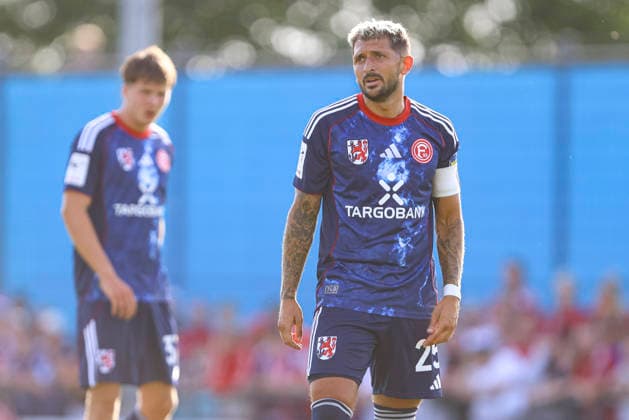 Matthias Zimmermann (Fortuna Düsseldorf) schaut waehrend des Testspiels zwischen 1.FC Monheim und Fortuna Düsseldorf, Merkur Spielbanken Arena am 03. July 2026 in Monheim am Rhein, Deutschland. (Foto von Oliver Kaelke DeFodi Images) +++ Matthias Zimmermann (Fortuna Düsseldorf) looks on during the friendly match between 1.FC Monheim and Fortuna Düsseldorf at Merkur Spielbanken Arena on July 3, 2026 in Monheim, Germany. (Photo by Oliver Kaelke DeFodi Images) (Photo by Oliver Kaelke DeFodi Images) - *** Matthias Zimmermann of Fortuna Düsseldorf watches during the friendly match between 1 FC Monheim and Fortuna Düsseldorf at the Merkur Spielbanken Arena on July 3, 2026, in Monheim am Rhein, Germany Photo by Oliver Kaelke DeFodi Images Matthias Zimmermann of Fortuna Düsseldorf looks on during the friendly match between 1 FC Monheim and Fortuna Düsseldorf at Merkur Spielbanken Arena on July 3, 2026, in Monheim, Germany Photo by Oliver Kaelke DeFodi Images Photo by Oliver Kaelke DeFodi Images