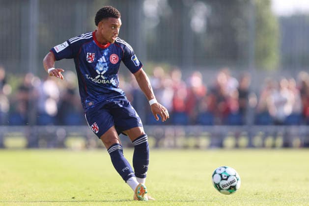 Steven van der Sloot (Fortuna Düsseldorf) in Aktion, am Ball, Einzelaktion waehrend des Testspiels zwischen 1.FC Monheim und Fortuna Düsseldorf, Merkur Spielbanken Arena am 03. July 2026 in Monheim am Rhein, Deutschland. (Foto von Oliver Kaelke DeFodi Images) +++ Steven van der Sloot (Fortuna Düsseldorf) controls the ball during the friendly match between 1.FC Monheim and Fortuna Düsseldorf at Merkur Spielbanken Arena on July 3, 2026 in Monheim, Germany. (Photo by Oliver Kaelke DeFodi Images) (Photo by Oliver Kaelke DeFodi Images) - *** Steven van der Sloot of Fortuna Düsseldorf in action, on the ball, making a solo run during the friendly match between 1 FC Monheim and Fortuna Düsseldorf at the Merkur Spielbanken Arena on July 3, 2026, in Monheim am Rhein, Germany Photo by Oliver Kaelke DeFodi Images Steven van der Sloot of Fortuna Düsseldorf controls the ball during the friendly match between 1 FC Monheim and Fortuna Düsseldorf at Merkur Spielbanken Arena on July 3, 2026 in Monheim, Germany Photo by Oliver Kaelke DeFodi Images Photo by Oliver Kaelke DeFodi Images
