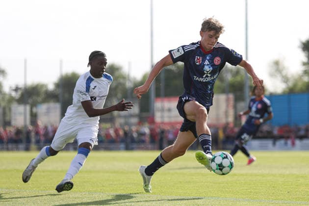 Elias Arden (Fortuna Düsseldorf) in Aktion, am Ball, Einzelaktion waehrend des Testspiels zwischen 1.FC Monheim und Fortuna Düsseldorf, Merkur Spielbanken Arena am 03. July 2026 in Monheim am Rhein, Deutschland. (Foto von Oliver Kaelke DeFodi Images) +++ Elias Arden (Fortuna Düsseldorf) controls the ball during the friendly match between 1.FC Monheim and Fortuna Düsseldorf at Merkur Spielbanken Arena on July 3, 2026 in Monheim, Germany. (Photo by Oliver Kaelke DeFodi Images) (Photo by Oliver Kaelke DeFodi Images) - *** Elias Arden of Fortuna Düsseldorf in action, on the ball, making a solo run during the friendly match between 1 FC Monheim and Fortuna Düsseldorf at the Merkur Spielbanken Arena on July 3, 2026, in Monheim am Rhein, Germany Photo by Oliver Kaelke DeFodi Images Elias Arden of Fortuna Düsseldorf controls the ball during the friendly match between 1 FC Monheim and Fortuna Düsseldorf at Merkur Spielbanken Arena on July 3, 2026, in Monheim, Germany Photo by Oliver Kaelke DeFodi Images Photo by Oliver Kaelke DeFodi Images