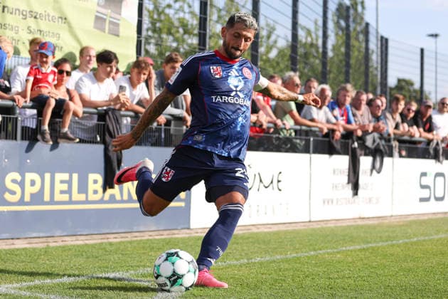 Matthias Zimmermann (Fortuna Düsseldorf) in Aktion, am Ball, Einzelaktion waehrend des Testspiels zwischen 1.FC Monheim und Fortuna Düsseldorf, Merkur Spielbanken Arena am 03. July 2026 in Monheim am Rhein, Deutschland. (Foto von Oliver Kaelke DeFodi Images) +++ Matthias Zimmermann (Fortuna Düsseldorf) controls the ball during the friendly match between 1.FC Monheim and Fortuna Düsseldorf at Merkur Spielbanken Arena on July 3, 2026 in Monheim, Germany. (Photo by Oliver Kaelke DeFodi Images) (Photo by Oliver Kaelke DeFodi Images) - *** Matthias Zimmermann of Fortuna Düsseldorf in action, on the ball, making a solo run during the friendly match between 1 FC Monheim and Fortuna Düsseldorf at the Merkur Spielbanken Arena on July 3, 2026, in Monheim am Rhein, Germany Photo by Oliver Kaelke DeFodi Images Matthias Zimmermann of Fortuna Düsseldorf controls the ball during the friendly match between 1 FC Monheim and Fortuna Düsseldorf at Merkur Spielbanken Arena on July 3, 2026, in Monheim, Germany Photo by Oliver Kaelke DeFodi Images Photo by Oliver Kaelke DeFodi Images