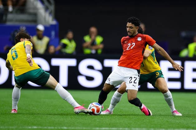 Australia s Jordan Bos (L) in action against Egypt s Omar Marmoush during a Round 32 2026 FIFA World Cup, WM, Weltmeisterschaft, Fussball match between Egypt and Australia, at the Dallas Stadium, in Dallas, United States, 03 July 2026. Egypt vs Australia !ACHTUNG: NUR REDAKTIONELLE NUTZUNG!  Copyright: xCarlosxRamirezx GRAF662 0860690663st