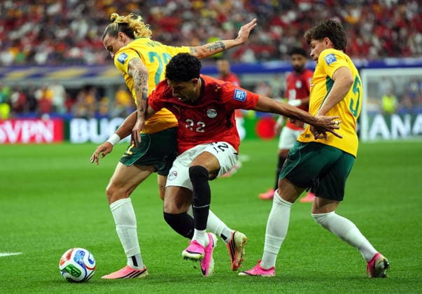 FIFA World Cup, WM, Weltmeisterschaft, Fussball 2026 - Round of 32 - Australia vs Egypt Jackson Irvine of Australia (L) and Omar Marmoush of Egypt in action during the FIFA World Cup 2026 Round of 32 match Australia against Egypt, in Dallas, USA, 03 July 2026. DALLAS United States  Copyright: xJEFFREYxMCWHORTERx
